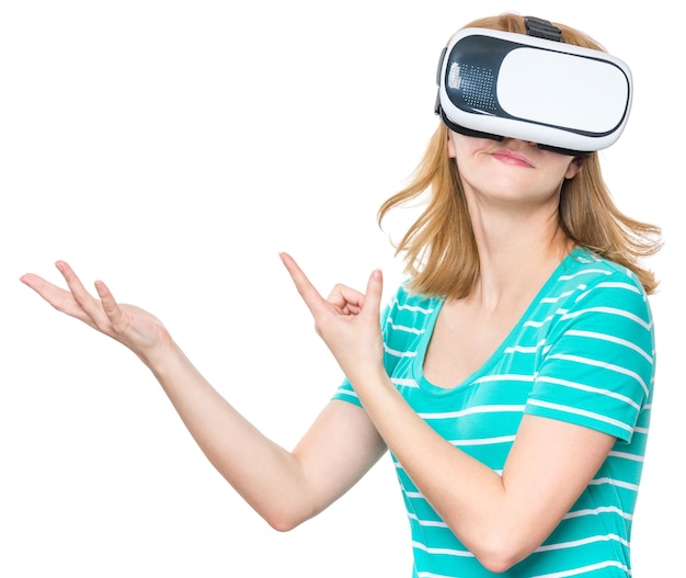 Mulher engraçada usando óculos de realidade virtual assistindo a filmes ou jogando videogames isolada em fundo branco Mulher aprendendo a usar óculos de fone de ouvido VR em casa muito gesticulando as mãos