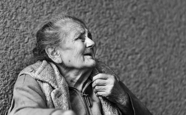 Mulher enrugada muito velha e cansada ao ar livre