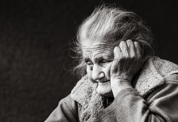 Foto mulher enrugada muito velha e cansada ao ar livre