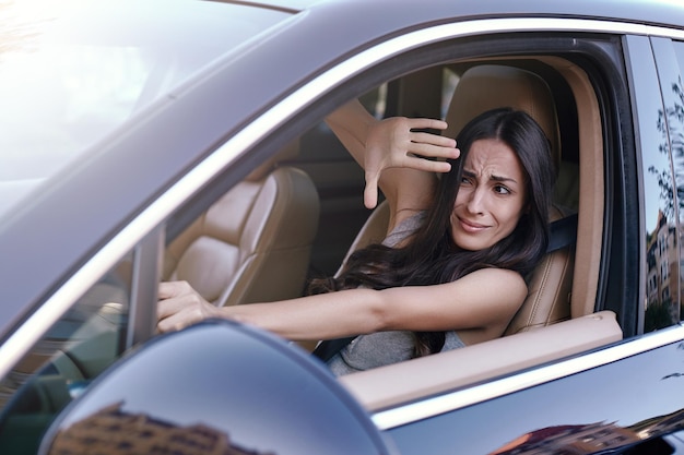 Mulher entrando em acidente de carro na estrada