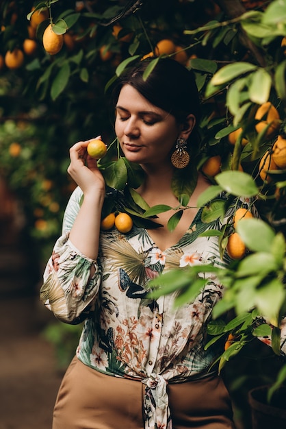 Mulher entre plantas em jardins de limão