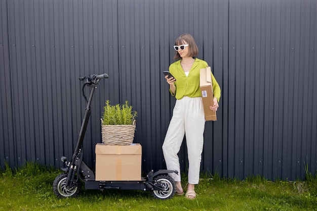 Mulher entregando mercadorias por scooter elétrico