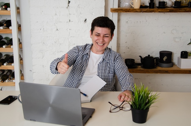 Mulher entusiasmada se alegra com o sucesso, a vitória, olhando para o laptop. Realização no trabalho, estudo, negociação