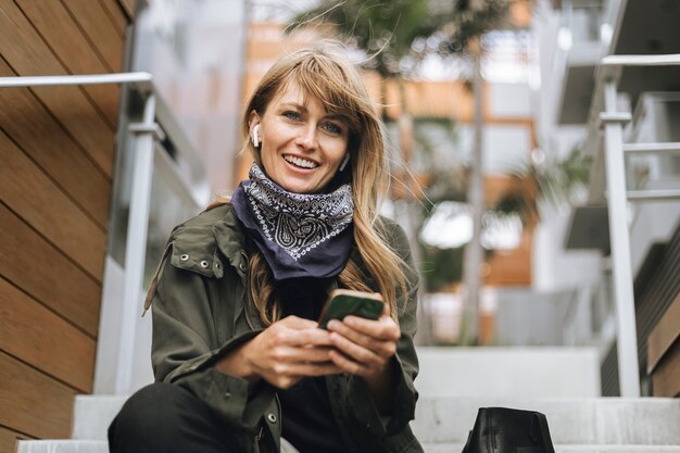 Mulher enviando mensagens de texto em seu telefone