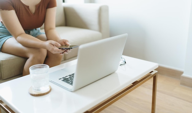 Mulher enviando mensagens de texto verificando mídias sociais segurando smartphone em casa Conversando com namorado ou amigo