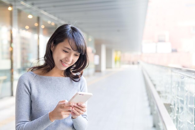 Mulher enviando sms no celular