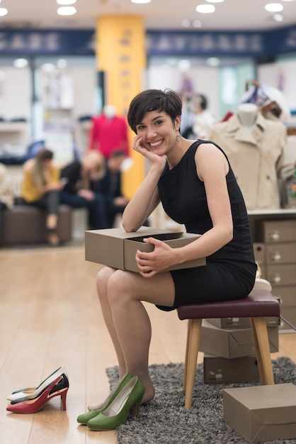 Foto mulher escolhe sapatos em loja de moda