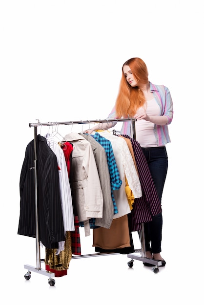 Mulher escolhendo roupas na loja isolada no branco