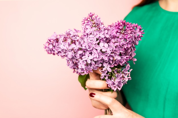 Mulher, escondendo cabeça, em, buquet, flores lilás