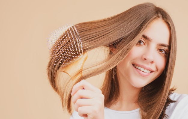 Mulher escovando cabelos lisos e naturais com pente Menina penteando cabelos longos e saudáveis com escova de cabelo Ca