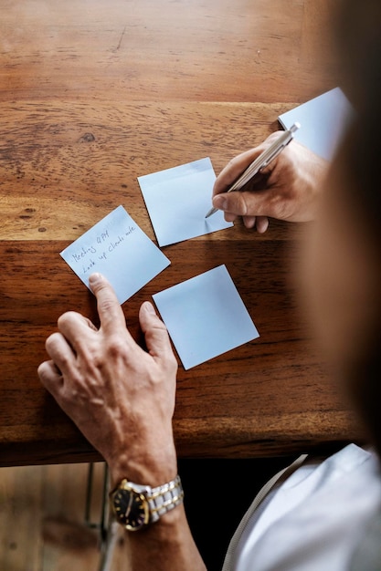 Mulher escrevendo uma nota de negócios na mesa