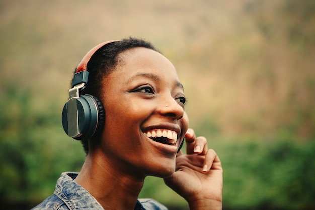 Mulher, escutar música, em, natureza