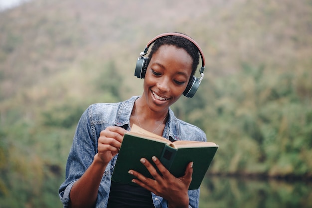 Mulher, escutar música, em, natureza