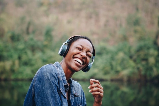 Mulher, escutar música, em, natureza