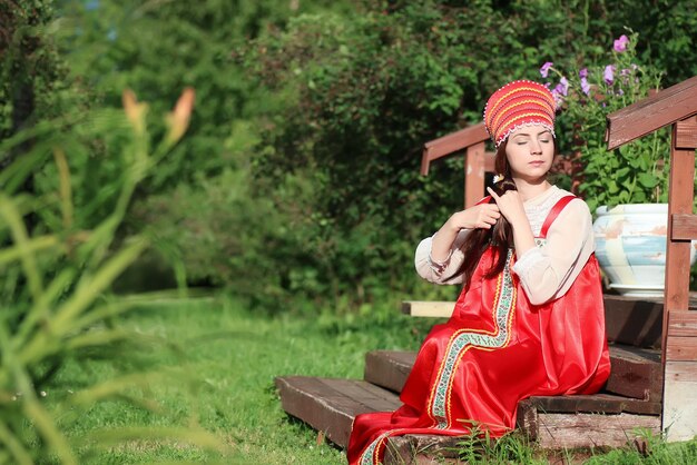 Mulher eslava em vestido tradicional