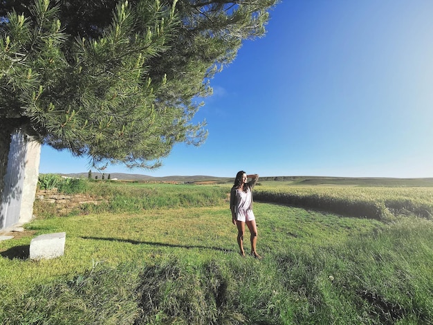 Mulher espanhola posi no vale verde em um dia ensolarado no verão