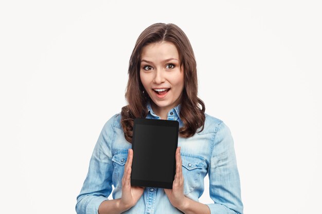 Foto mulher espantada com tablet moderno