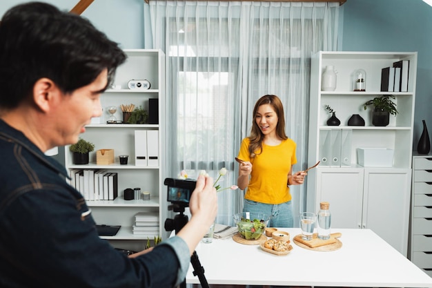 Mulher especialista em alimentação ensinando salada mista gravada pelo cameraman Infobahn