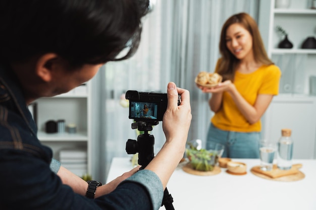 Mulher especialista em alimentos apresentando pão gravado câmera de vídeo borrada infobahn