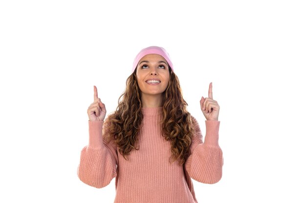 Foto mulher esperançosa com câncer usando um lenço rosa atencioso isolado em uma parede branca