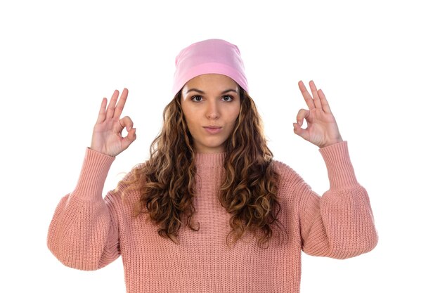 Foto mulher esperançosa com câncer usando um lenço rosa atencioso isolado em uma parede branca