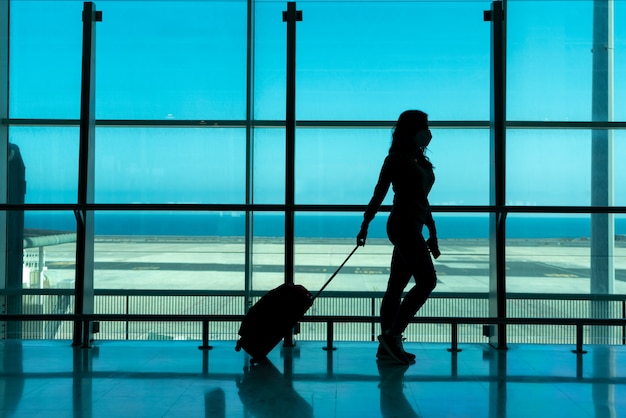 Mulher esperando avião no terminal do aeroporto usando smartphone - fuerteventura - espanha