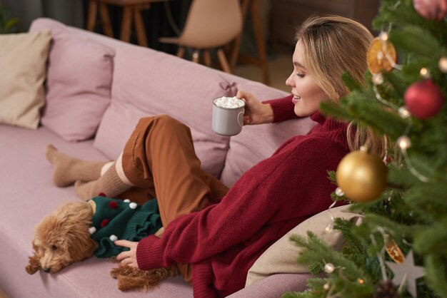 Mulher esperando o Natal