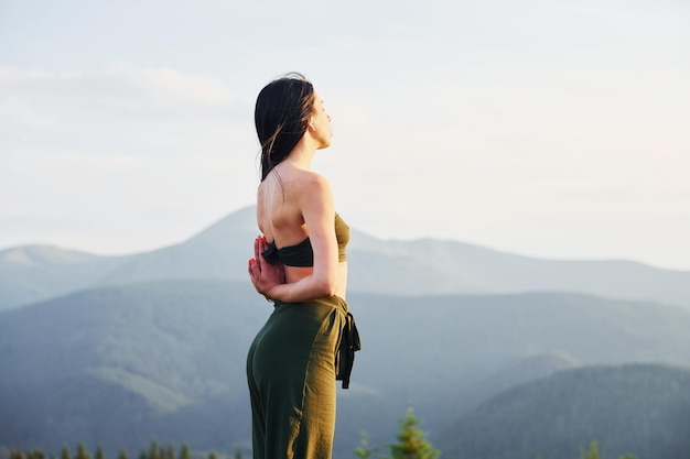 Mulher esportiva adora fazer ioga Majestic Carpathian Mountains Bela paisagem de natureza intocada