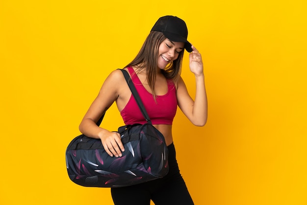 mulher esportiva com bolsa esportiva rindo