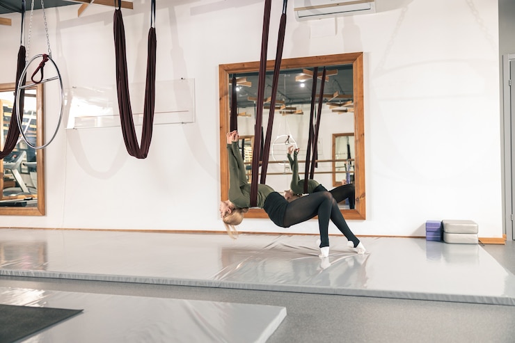 Foto mulher esportiva fazendo exercícios de alongamento em um estúdio moderno