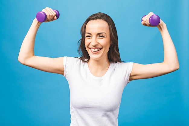 Mulher esportiva fazendo exercícios