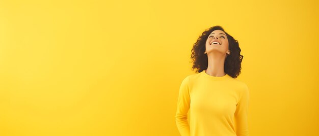 Foto mulher esportiva feliz fazendo exercícios sobre o fundo do espaço de cópia