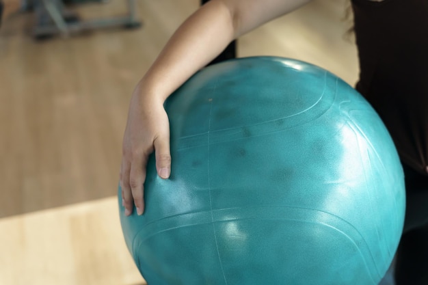 Mulher esportiva se exercitando com bola, treino de fitness e treinamento de conceito de saúde malhando