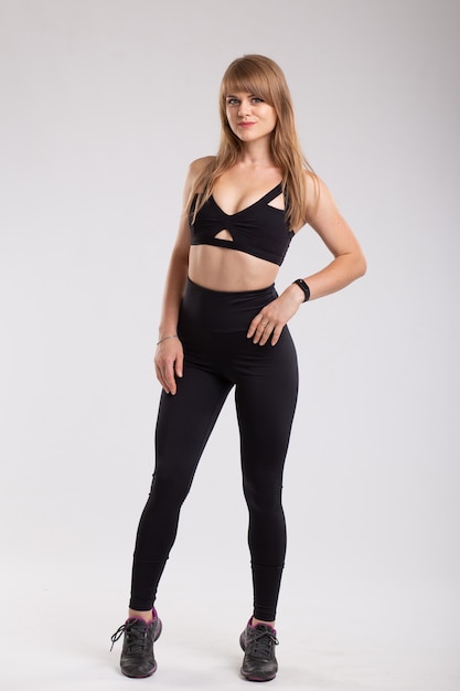 Mulher esportiva vestindo top e leggings sexy.