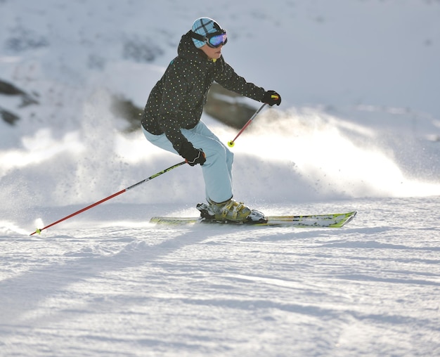 mulher esquiando na neve fresca no inverno