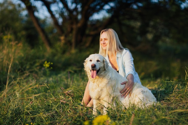 mulher está brincando com seu cachorro