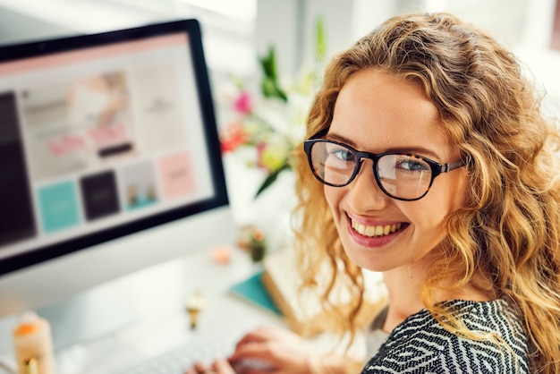 Foto mulher está desfrutando de compras on-line