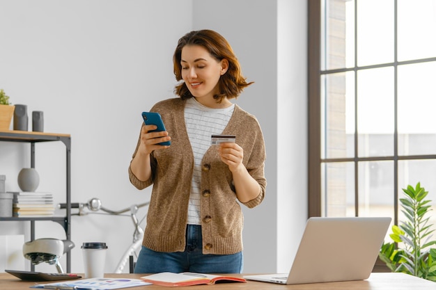 Mulher está fazendo compras online