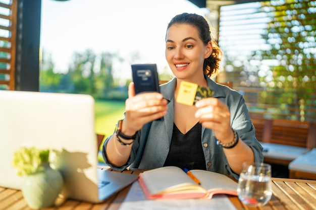 Mulher está fazendo compras online