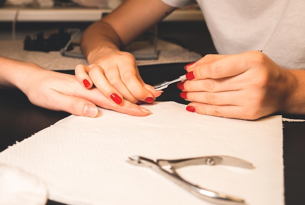 Mulher está fazendo manicure Procedimentos de salão em casa Lindas mãos e unhas