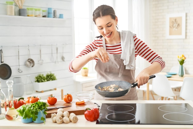 Mulher está preparando uma refeição adequada