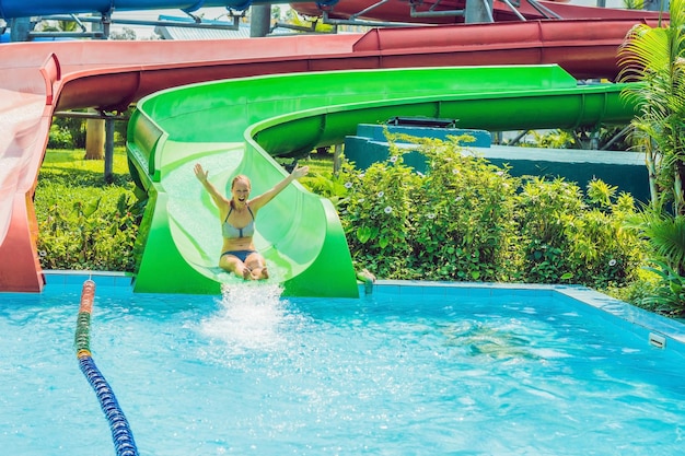 Mulher está se divertindo no parque aquático.