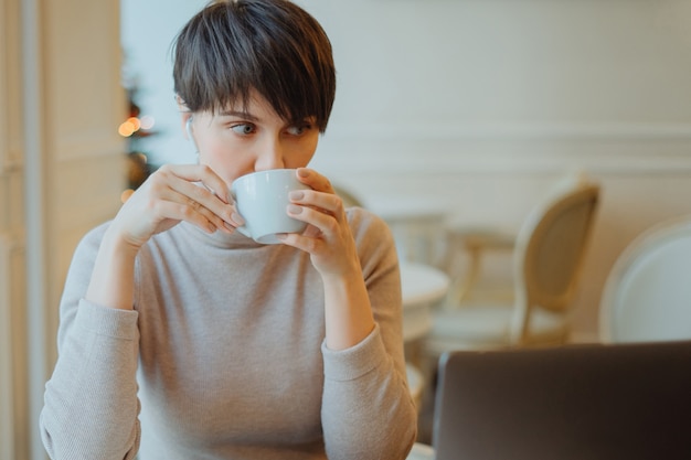 Mulher está trabalhando no pc no cibercafé