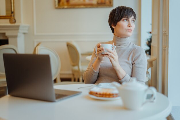 Mulher está trabalhando no pc no cibercafé