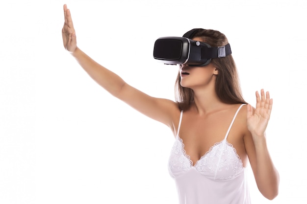 Mulher está usando fone de ouvido VR