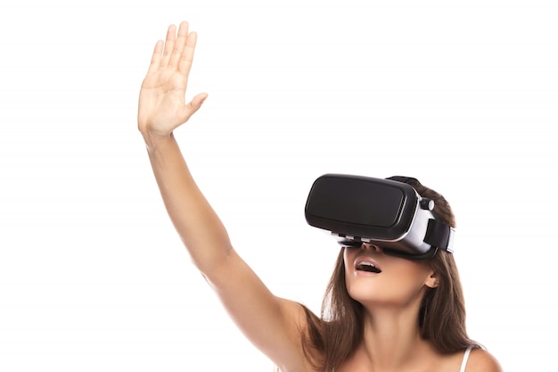 Mulher está usando fone de ouvido vr