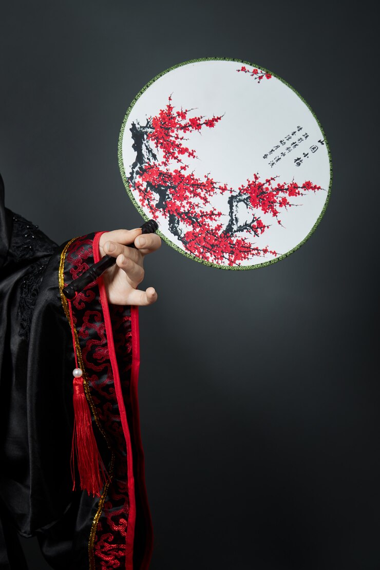 Foto mulher está vestida com roupa folclórica japonesa chinesa vermelha.