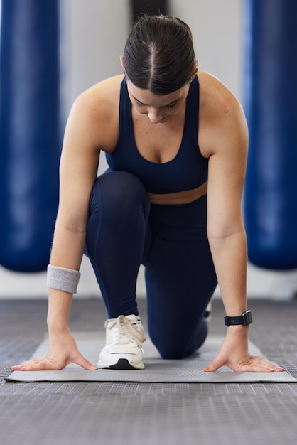 Foto mulher esticando pernas e treino de ginástica para autocuidado e desenvolvimento de saúde no chão fitness feminino e exercício para equilíbrio esportivo ou crescimento com foco em objetivos corporais ou treinamento muscular em toronto