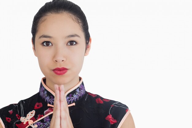 Foto mulher estilo geisha com as mãos juntas