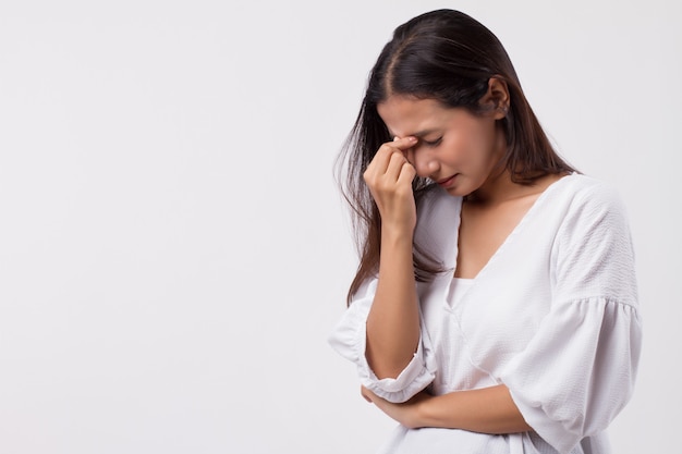 Mulher estressada com dor de cabeça, vertigem, tontura, enxaqueca, ressaca